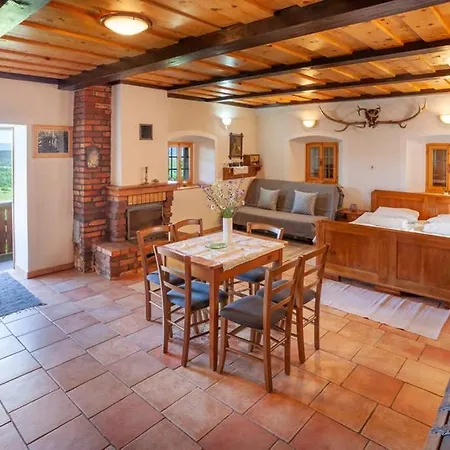 아파트 Zidanica Lackner *